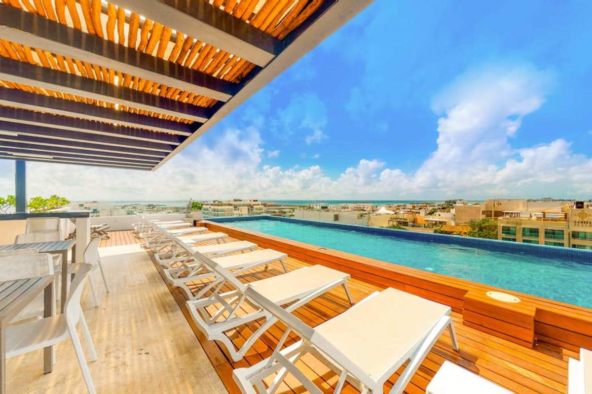 Shared rooftop pool with sea views (shared amenity)