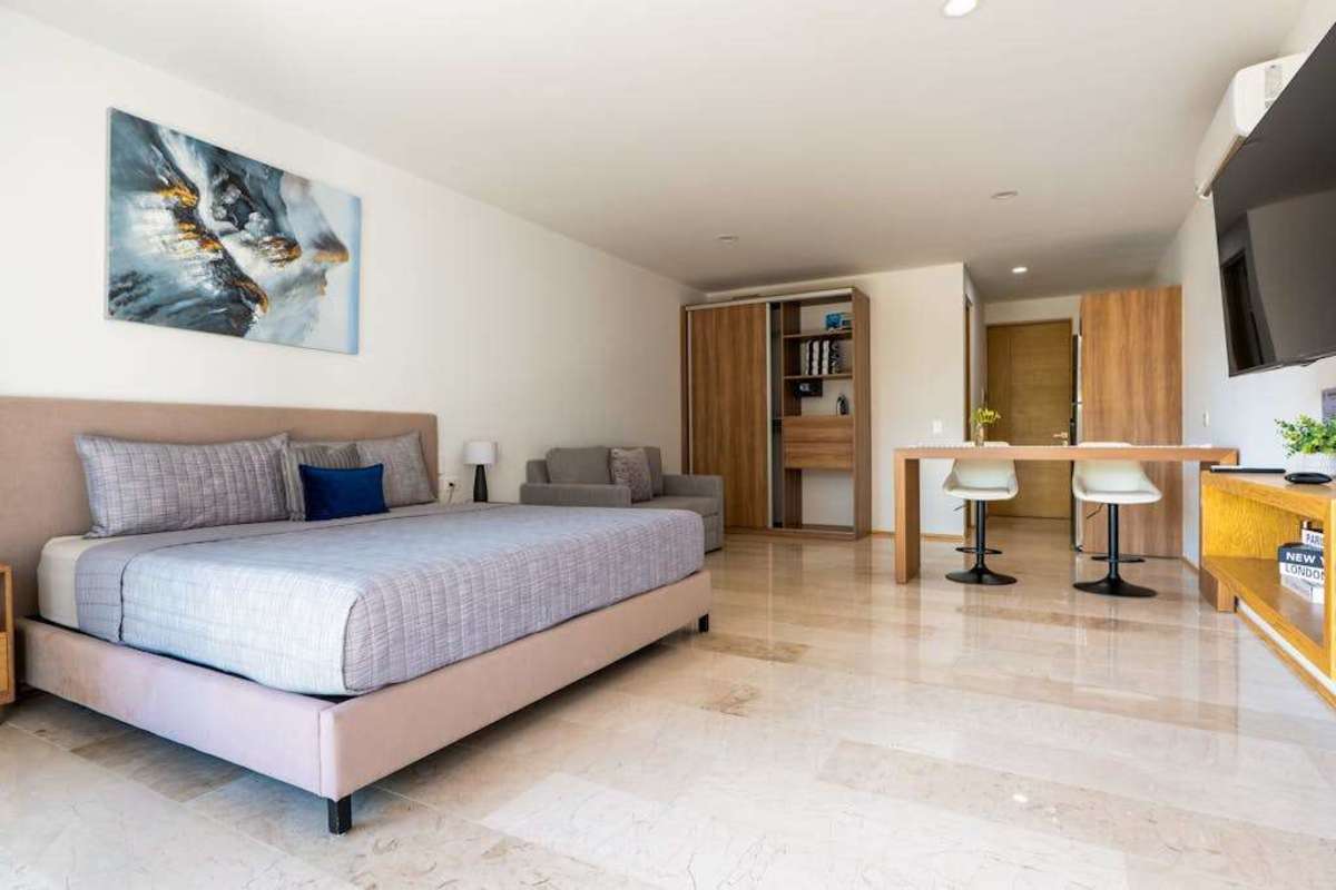 Studio with Queen bed and seating area