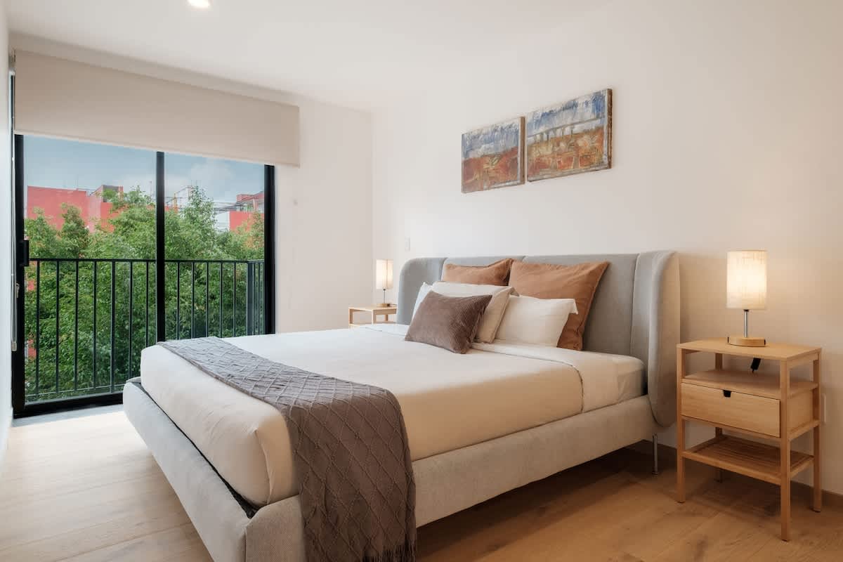 Restful main bedroom with a plush king bed and a balcony window, easy sleep in the heart of Condesa