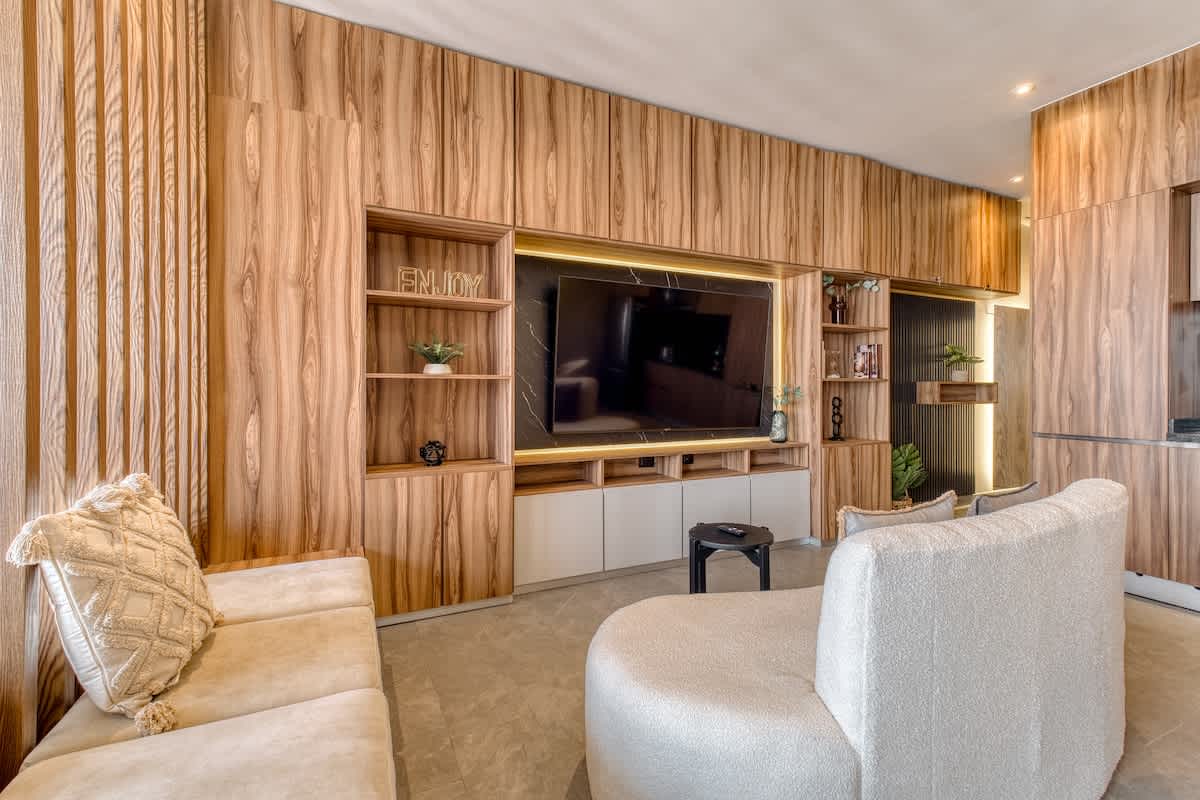 Sleek living space with a wall-mounted TV and warm wood paneling, easy downtime on Reforma