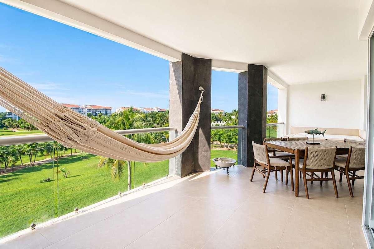 Private balcony with outdoor dining
