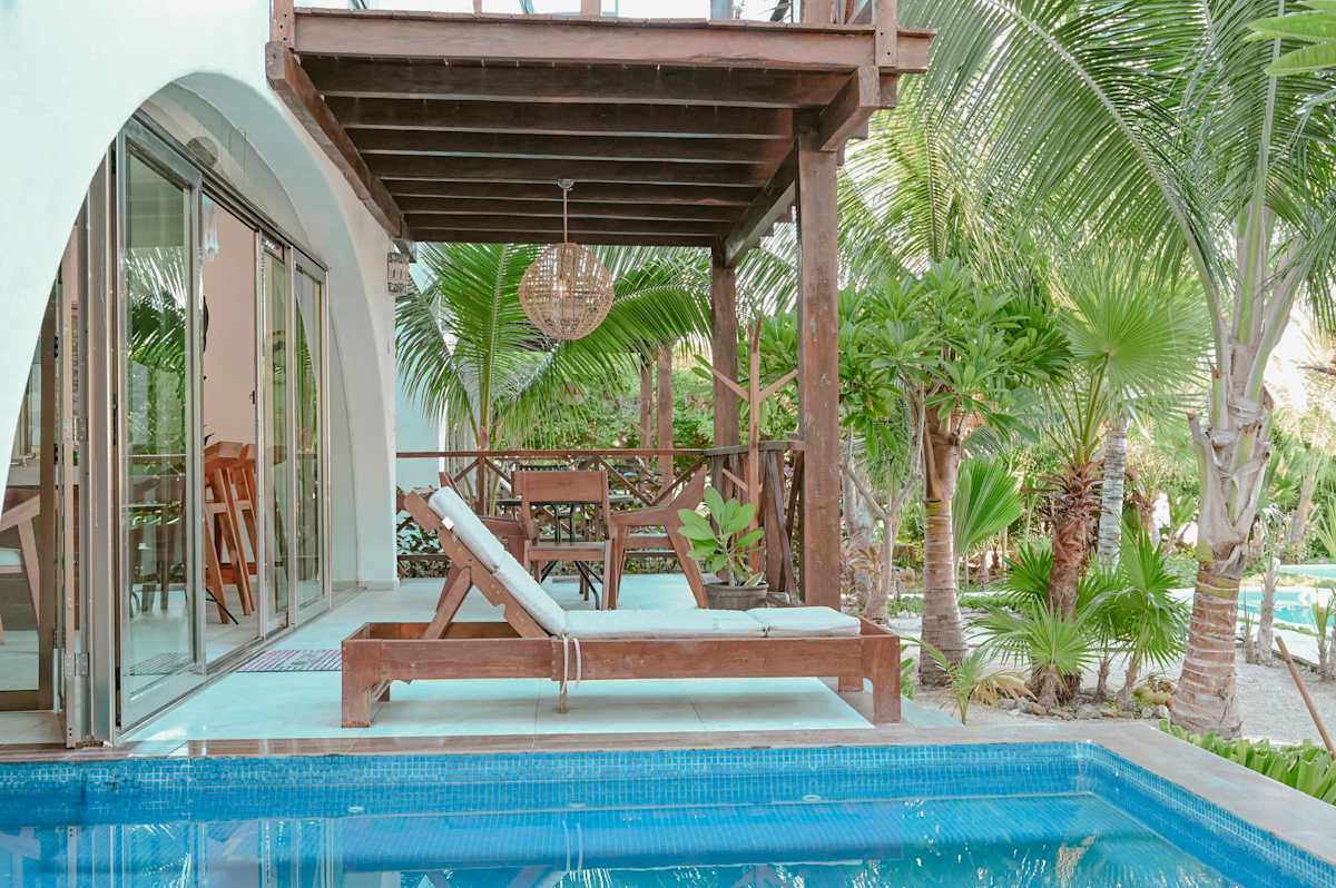 Isla Villa: Private Pool, Sunrises, 90m Beach