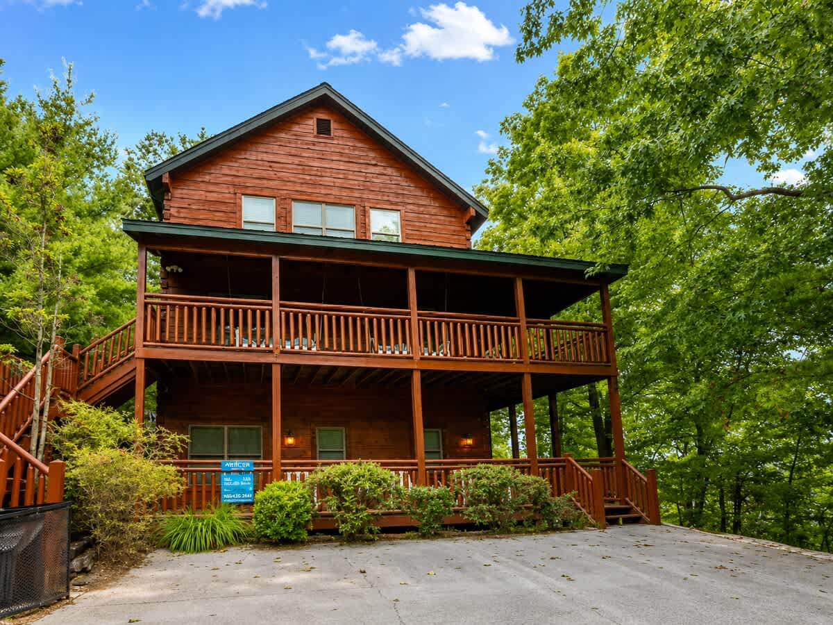 Luxury Cabin with Hot Tub photo 1