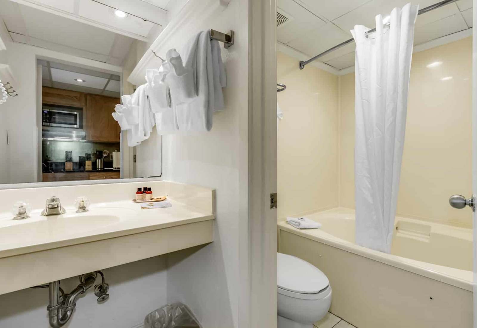 Fresh towels folded with flair, a deep soaking tub, and a bright, beachy vibe—this bathroom is your personal retreat after a sun-soaked day. Unwind, rinse off the salt, and let vacation mode take over.