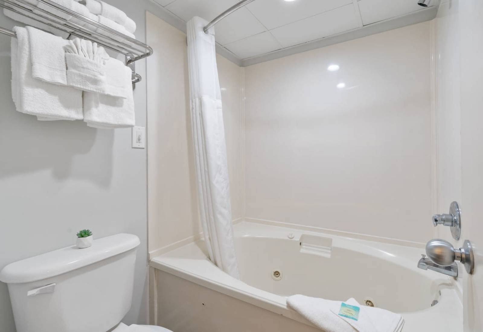 Unwind after a day in the sun with a soothing soak in this sparkling clean bathroom featuring a deep jetted tub, fresh towels, and a relaxing coastal ambiance.