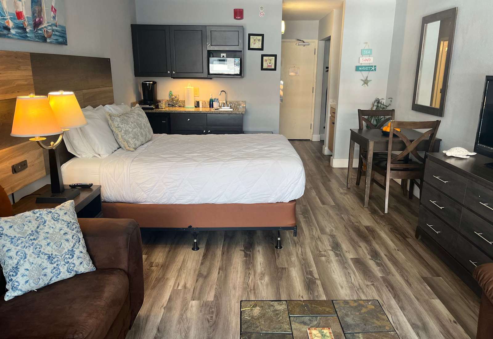 Well-appointed studio accommodation featuring a comfortable bed, kitchenette, dining area, and cozy living space.