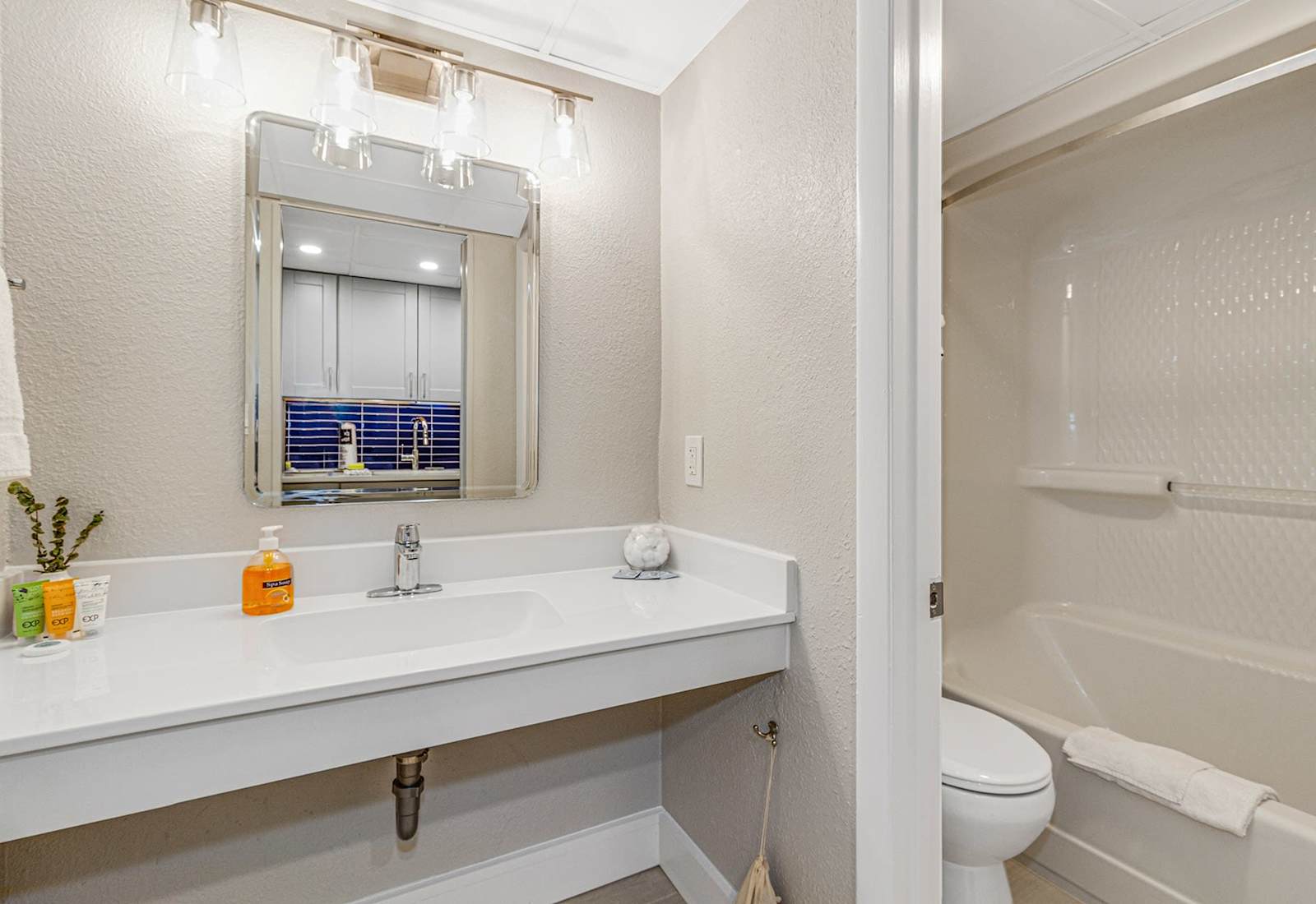 Freshen up in our clean and modern bathroom, featuring a spacious vanity and a relaxing shower/tub combo. 
