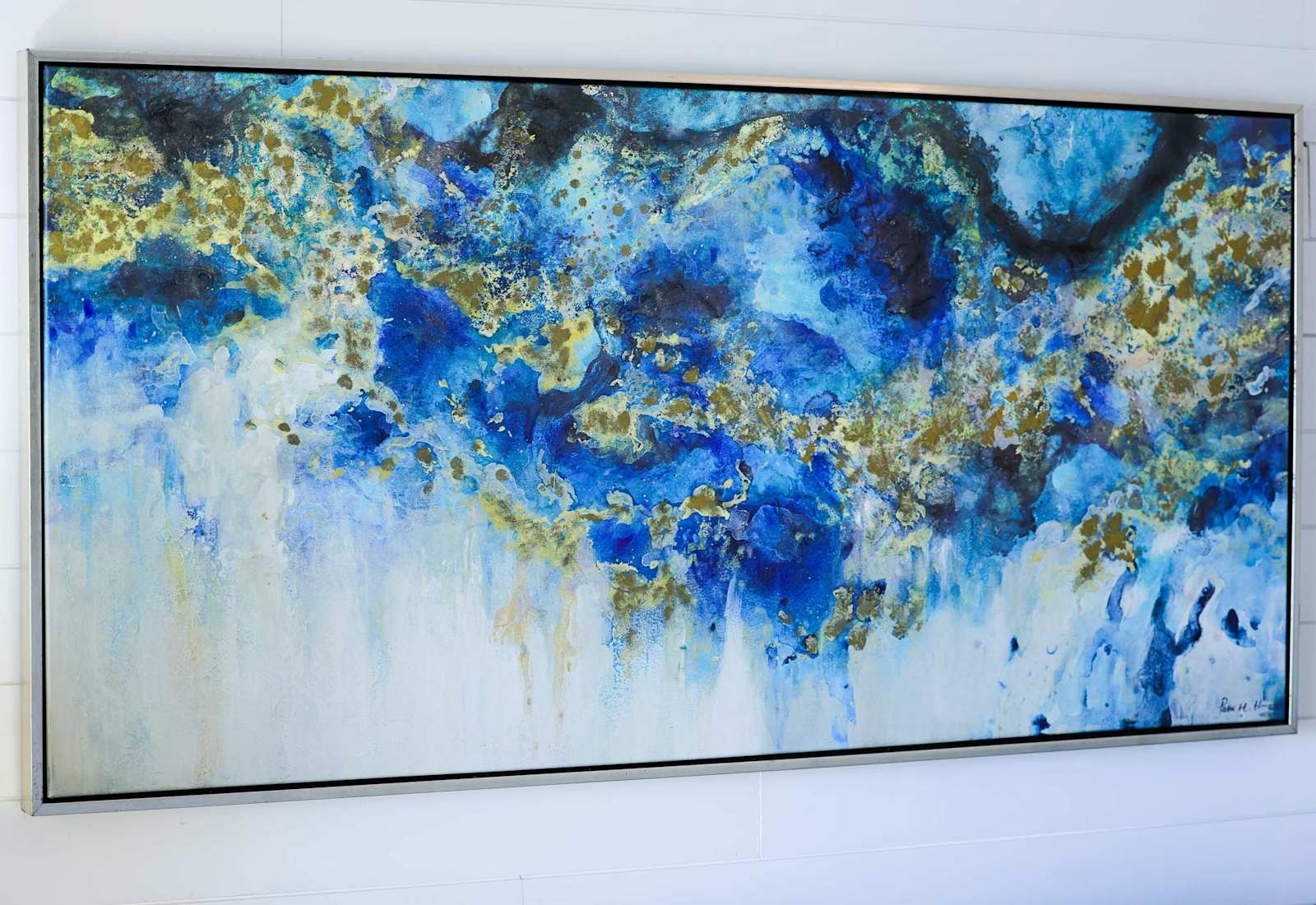 Art meets the ocean in this stunning coastal-inspired piece, adding a splash of color and elegance to your stay. A beautiful reminder of the sea, thoughtfully placed to enhance your relaxing beachfront escape.
