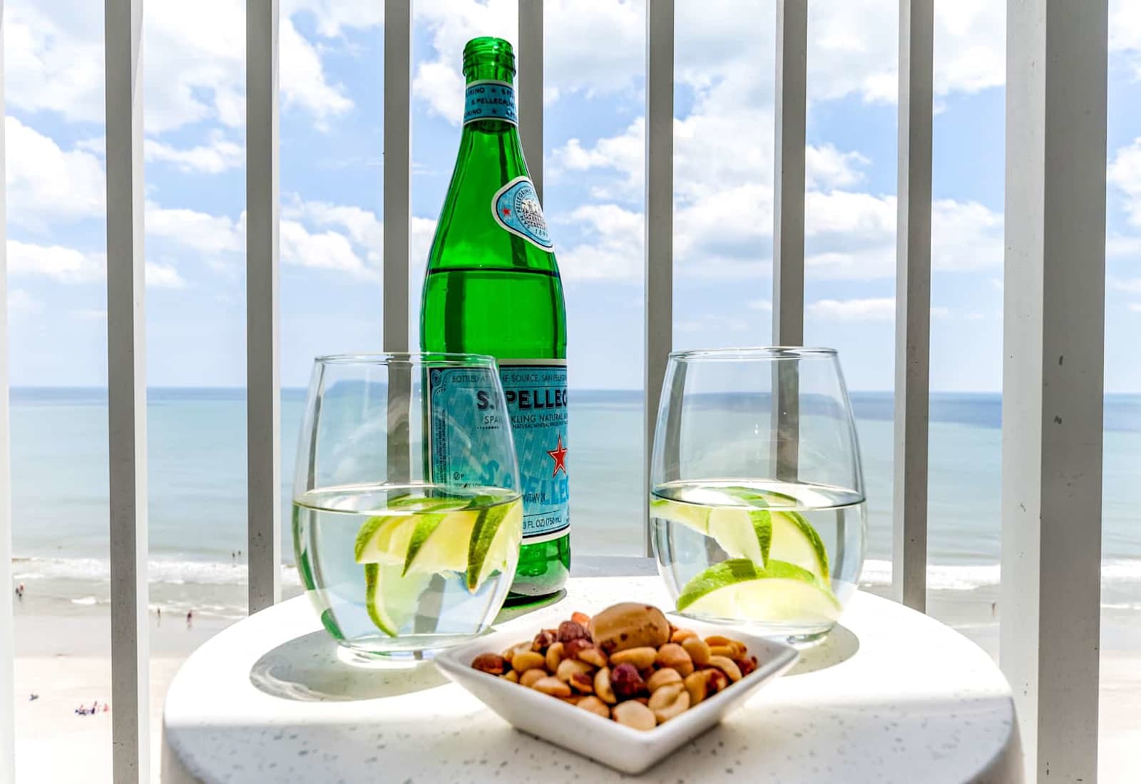Relax with a refreshing drink and snack on the balcony, overlooking breathtaking ocean views. The perfect spot for unwinding and soaking up the coastal ambiance.