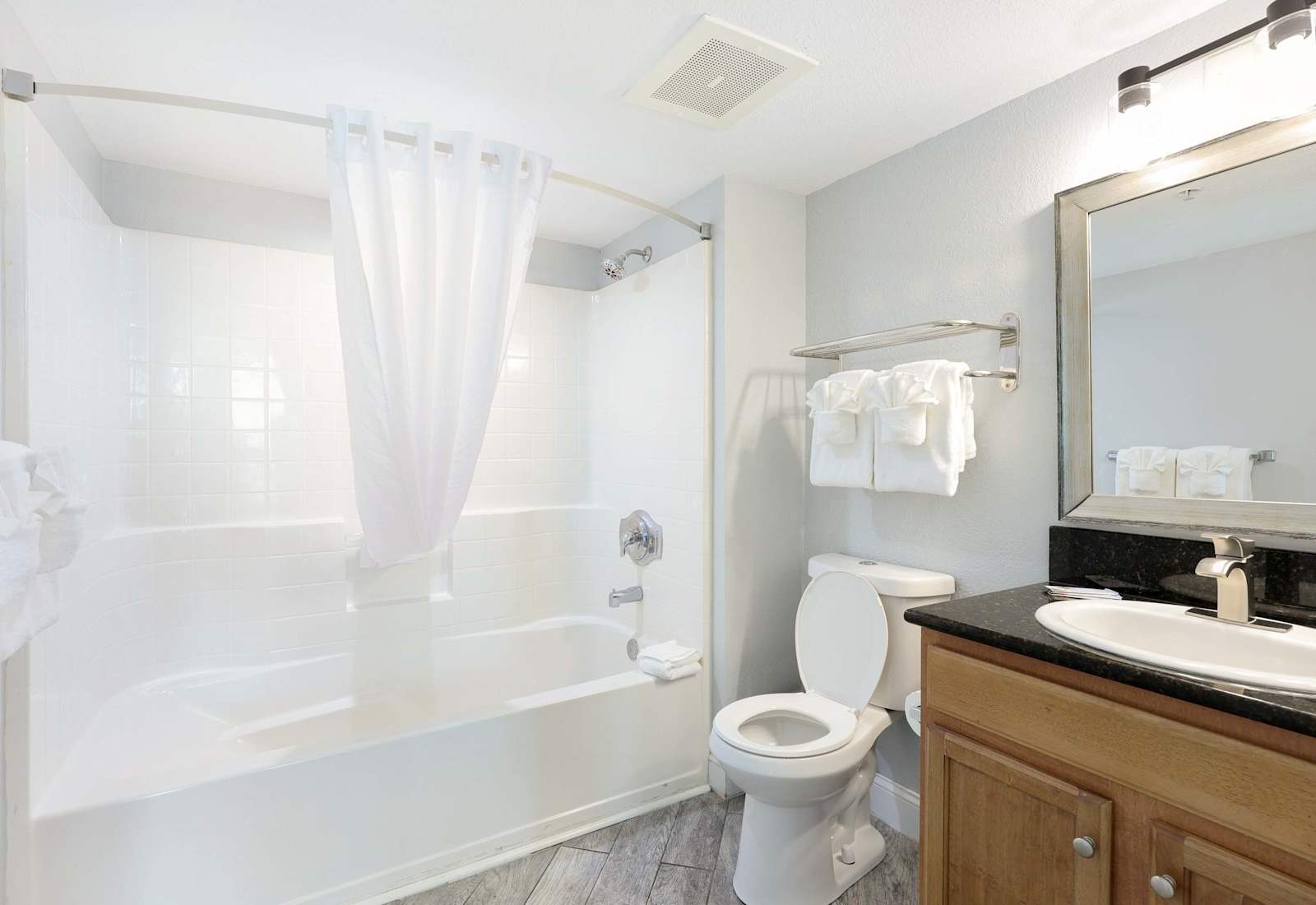 Fresh, bright, and beach-ready! This full bathroom features a sparkling tub/shower combo, plush towels, and modern finishes—everything you need to refresh and recharge during your Myrtle Beach stay.