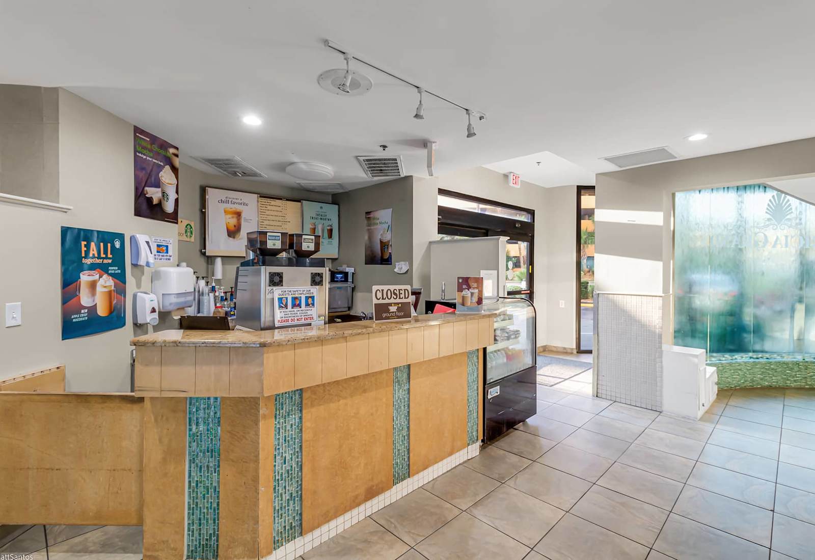 Kickstart your morning or grab an afternoon pick-me-up at the on-site café. Conveniently located in the resort, it's the perfect stop for fresh coffee, quick bites, and beach day essentials.