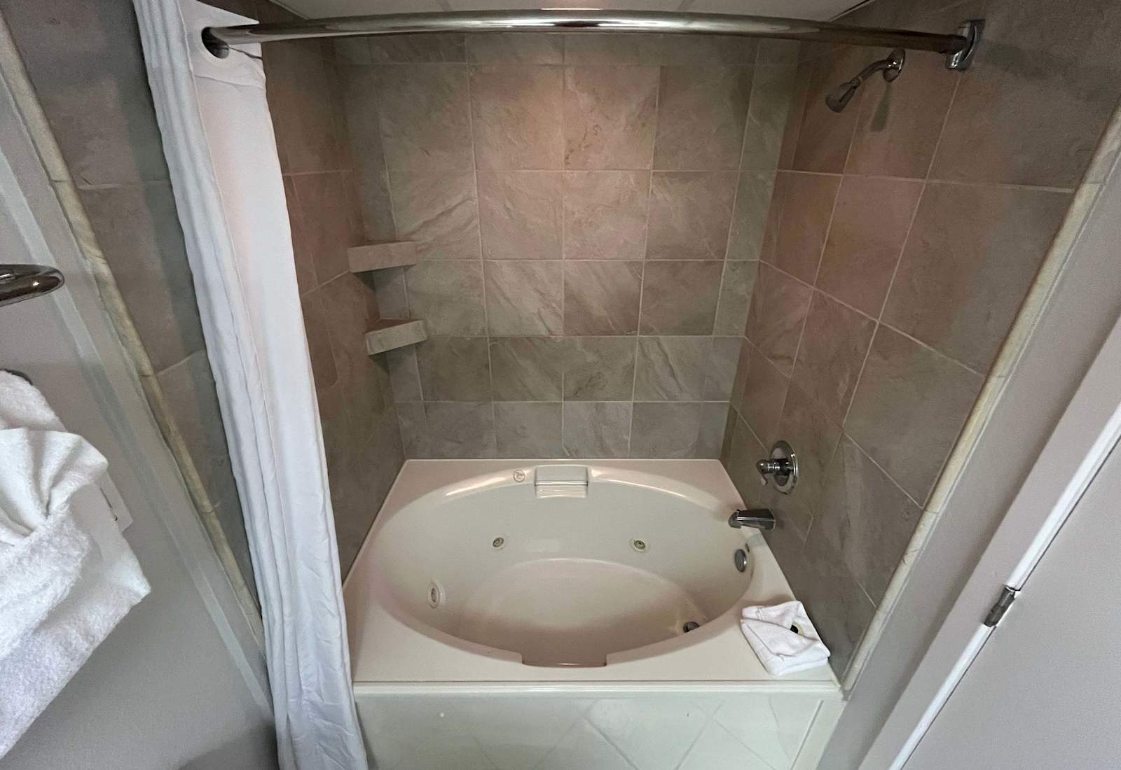 Soak the stress away in your own private jetted tub—perfect after a day at the beach or a night on the boardwalk. Warm tile, soft towels, and spa vibes included.