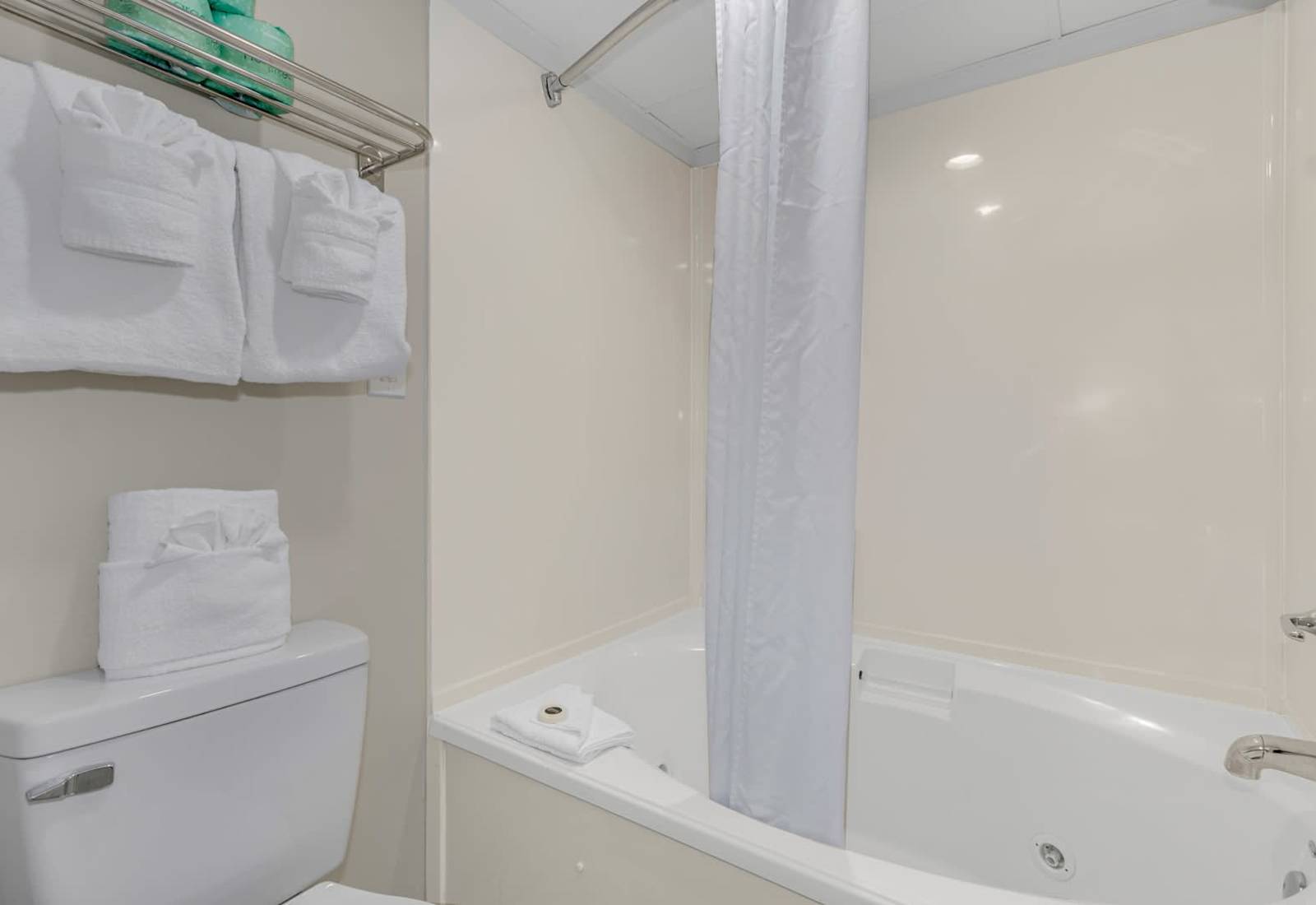 Unwind after a day in the sun with a soothing soak in this sparkling clean bathroom featuring a deep jetted tub, fresh towels, and a relaxing coastal ambiance.