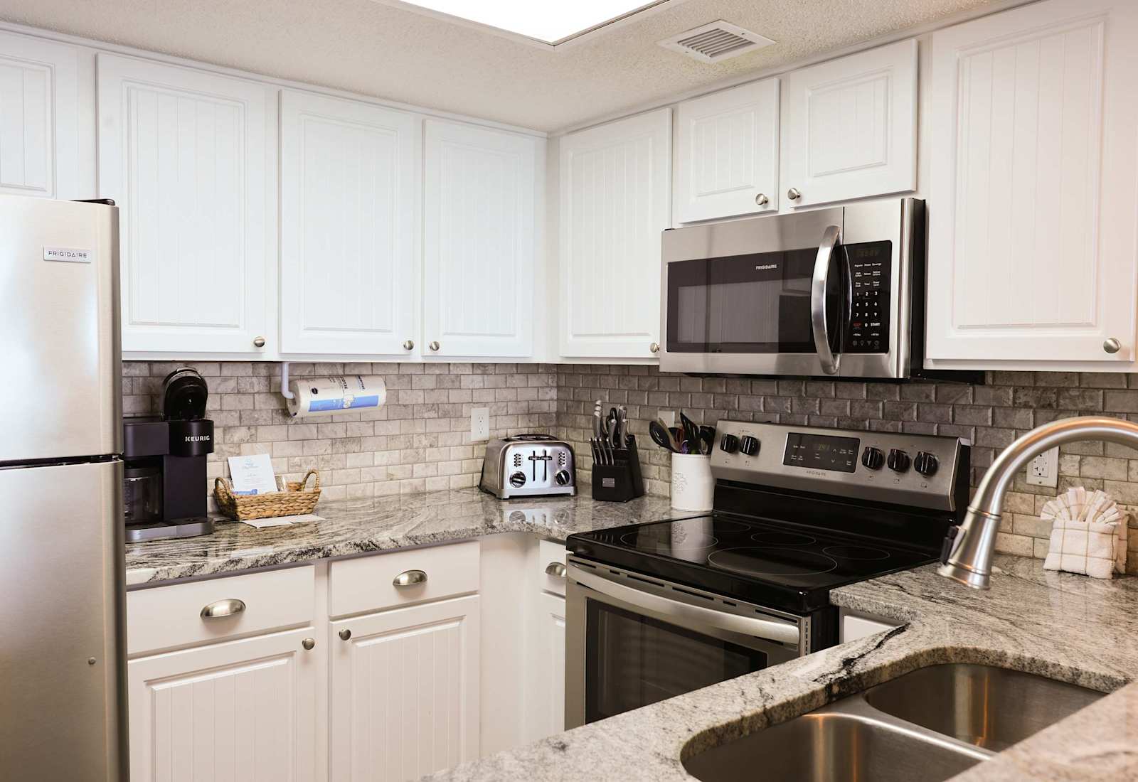 Cook up coastal flavors in this fully equipped, modern kitchen! Featuring granite countertops, stainless steel appliances, and all the essentials—perfect for families, foodies, and extended stays at the beach.