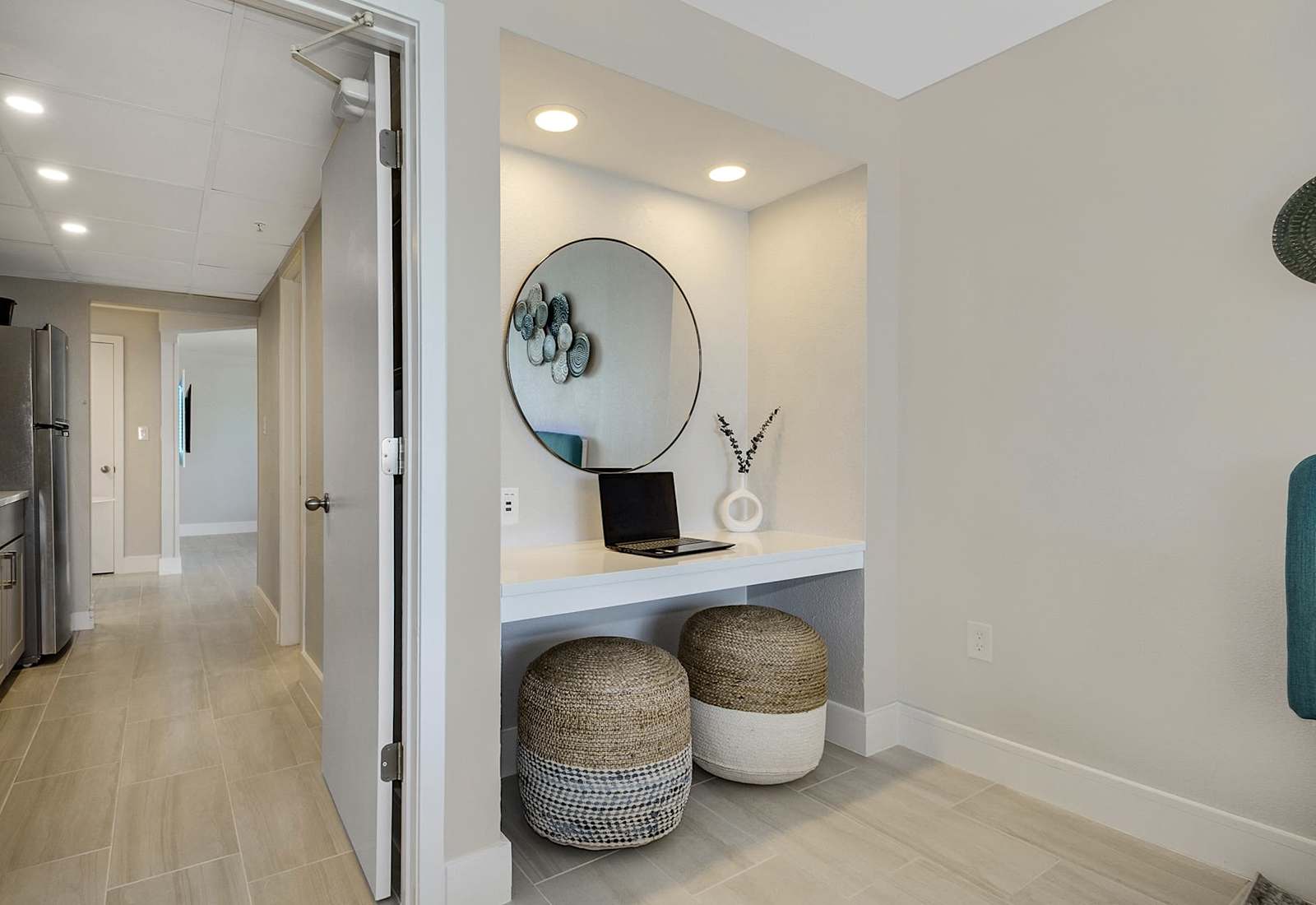Perfect for unwinding after a day at the beach, this cozy area offers comfort and style, with easy access to the kitchen and bedroom.
