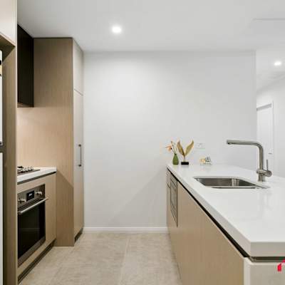 Modern 2BR Near Shops & Metro — photo 2
