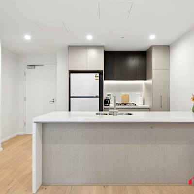 Modern 2BR Near Shops & Metro — photo 3