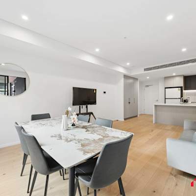 Modern 2BR Near Shops & Metro — photo 4