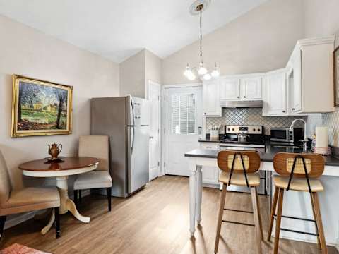Charming Home, Victorian District photo 26