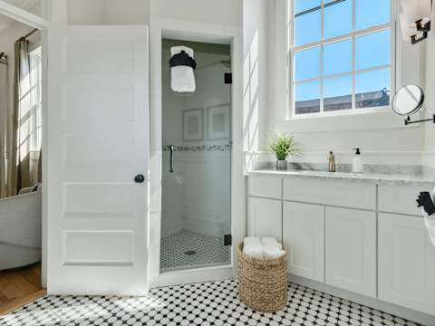 Gorgeous Upscale Home with Pool, Garden District photo 19