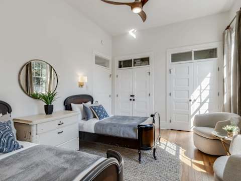 Gorgeous Upscale Home with Pool, Garden District photo 29