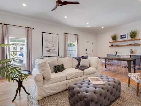 Gorgeous Upscale Home with Pool, Garden District photo 27