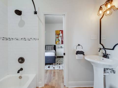 Gorgeous Upscale Home with Pool, Garden District photo 34