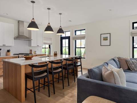 Sleek Stowe Retreat, 5 Bedrooms, Sleeps up to 10 photo 7