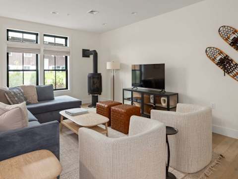 Sleek Stowe Retreat, 5 Bedrooms, Sleeps up to 10 photo 4