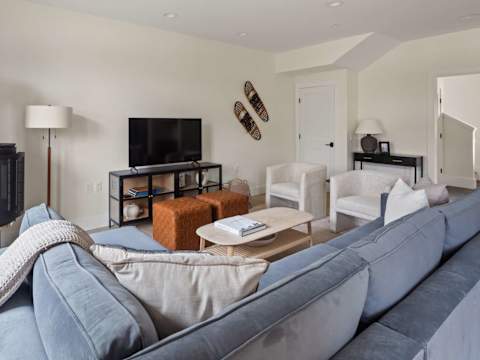 Sleek Stowe Retreat, 5 Bedrooms, Sleeps up to 10 photo 6