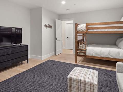 Sleek Stowe Retreat, 5 Bedrooms, Sleeps up to 10 photo 27