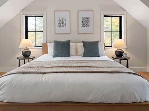 Sleek Stowe Retreat, 5 Bedrooms, Sleeps up to 10 photo 1