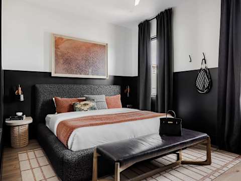Designer Home 1 Block to magazine, Heated Pool&Spa photo 33