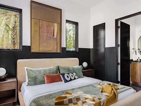 Designer Home 1 Block to magazine, Heated Pool&Spa photo 24