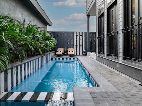 Designer Home 1 Block to magazine, Heated Pool&Spa photo 1
