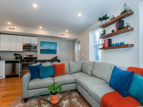 Tasteful & Luminous Refuge | Near T photo 2