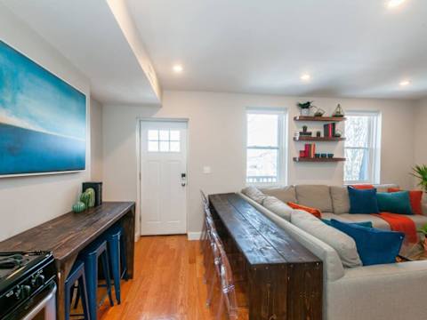 Tasteful & Luminous Refuge | Near T photo 5