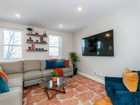 Tasteful & Luminous Refuge | Near T photo 4