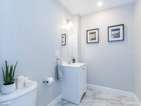Tasteful & Luminous Refuge | Near T photo 9