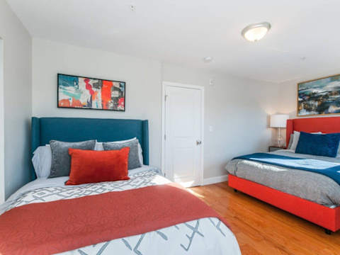 Tasteful & Luminous Refuge | Near T photo 8