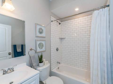 Tasteful & Luminous Refuge | Near T photo 10