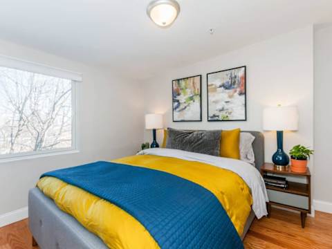 Tasteful & Luminous Refuge | Near T photo 12
