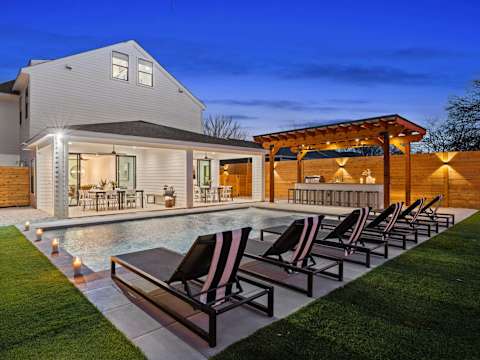Expansive Luxury Duplex with Shared Pool photo 1