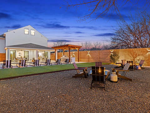 Expansive Luxury Duplex with Shared Pool photo 34