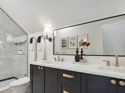 The 1300 | Designer 6-bedroom, Close to Parades photo 32