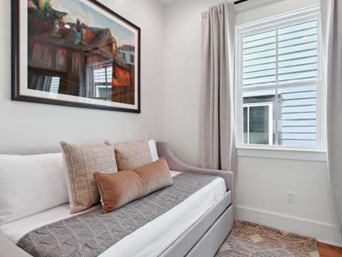 The 1300 | Designer 6-bedroom, Close to Parades photo 28