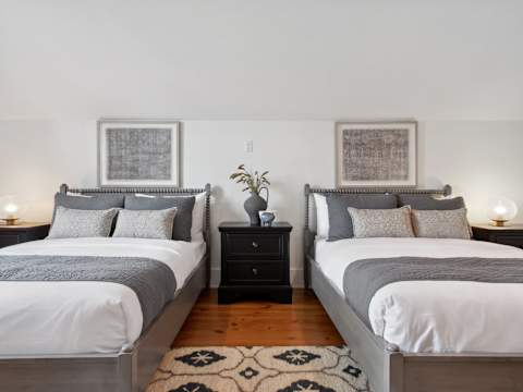 The 1300 | Designer 6-bedroom, Close to Parades photo 3