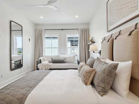 The 1300 | Designer 6-bedroom, Close to Parades photo 5