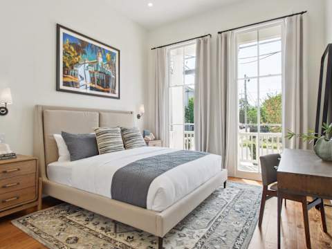The 1300 | Designer 6-bedroom, Close to Parades photo 8