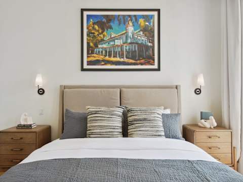 The 1300 | Designer 6-bedroom, Close to Parades photo 9